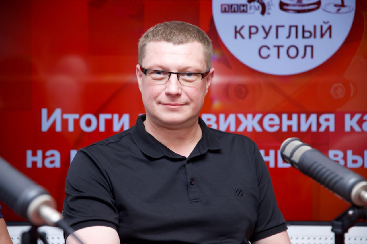 Игорь Романов, секретарь регионального отделения партии «Новые люди»: «Мы идем большой командой, закрыли все округа. На сегодня выдвинуто более 220 кандидатов. Мы работаем в районах. Кандидаты – местные жители и члены партии. Список возглавляю я. Сейчас идет регистрационный процесс, дожидаемся результатов. Это максимальное количество кандидатов за все время, которое было представлено от нашей партии. Избирательные комиссии отлично работают, оперативно, никаких проблем. Еще хочу поблагодарить Игоря Александровича [Сопова, председателя Избирательной комиссии Псковской области], что он столько времени уделяет обучению сотрудников комиссий». «Арсений Чжан прекрасно возглавляет штаб сегодня. Все работают, все заняты и мы не всегда работаем по федеральной повестке, но наше руководство поддерживаем всегда. Мы часто проводим акции различные на месте. Проводим экологические акции, молодежную среду поддерживаем, культуру. Вот рэп-баттлы провели, люди довольны. И с выборами работаем. Кандидатов у нас много. А о том, яркая ли у нас кампания, можно будет судить после регистрации».  #СказаноНаПЛНFM