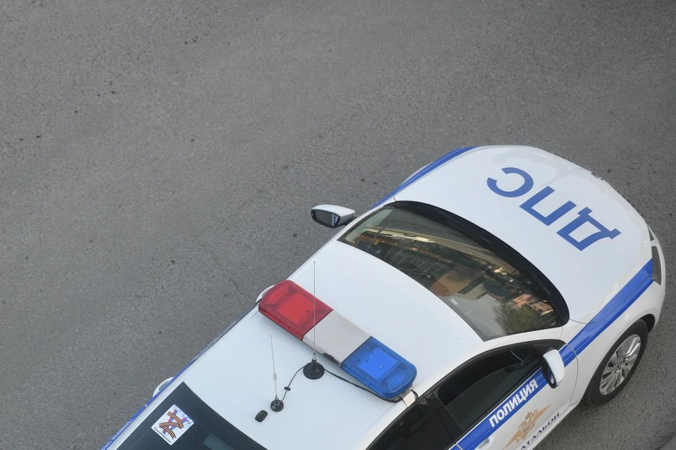 В Челябинске инспекторы ДПС устроили погоню за нарушителем Полицейские патрулировали Тракторозаводский район Они обратили внимание на Hyundai Accent и хотели ее остановить Но водитель подозрительной иномарки при виде автоинспекторов дал по газам Сотрудники ДПС бросились в погоню Настигнуть беглеца удалось только после того как он выехал за пределы Челябинска Уходя от преследования водитель несколько раз грубо нарушил правила дорожного движения на неоднократные требования сотрудников полиции об остановке не реагировал рассказали в челябинской Госавтоинспекции При задержании гражданин оказывал сопротивление вел себя агрессивно и грубо 25 летний нарушитель выглядел пьяным и тест на алкоголь подтвердил что он перебрал спиртного Но с результатами проверки мужчина не согласился а в больнице проходить освидетельствование отказался В итоге Hyundai забрали на спецстоянку а его хозяина отправили под арест за неподчинение требованиям полиции   Подписаться на chelkp Мы в MAX