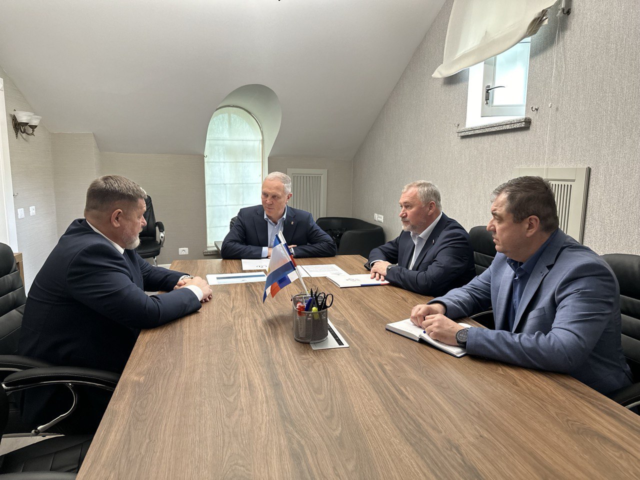 В Москве в постпредстве Херсонской области вместе с сенатором Константином Басюком обсудили с гендиректором АО «Ставропольтрубопроводстрой» Анатолием Бережным проект массового жилищного строительства. Речь идёт о возведении современных многоквартирных домов в рамках мастер-плана развития региона и Геническа. Проект решит проблему жилья и создаст рабочие места. Поддержим реализацию и заключение инвестиционного соглашения. Надёжный партнёр и опора на местные ресурсы — обязательные условия.