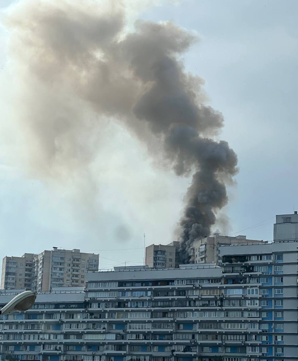 Квартира в многоэтажке загорелась в московском районе Северное Чертаново По словам очевидцев, огонь переходит из загоревшейся квартиры в соседние. Сотрудники оперативных служб выехали к месту происшествия. Фото: Telegram-канал «Москва с огоньком».