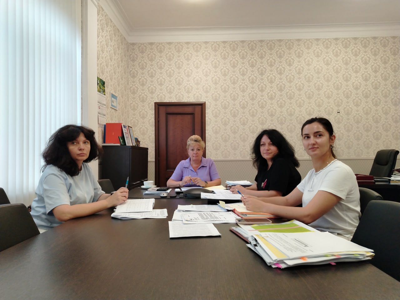 Первый заместитель министра ЖКХ Оксана Механичева и генеральный директор АО «Крымэкоресурсы» Жанна Дикая совместно с заместителем Председателя Совета министров РК Светланой Масловой приняли участие в круглом столе. Мероприятие прошло в режиме ВКС под руководством Заместителя Председателя Комитета Государственной Думы по экологии, природным ресурсам и охране окружающей среды Александра Когана.   Обсудили вопросы формирования экономики замкнутого цикла в сфере обращения с ТКО, а также о текущей ситуации в сфере обращения с ТКО.