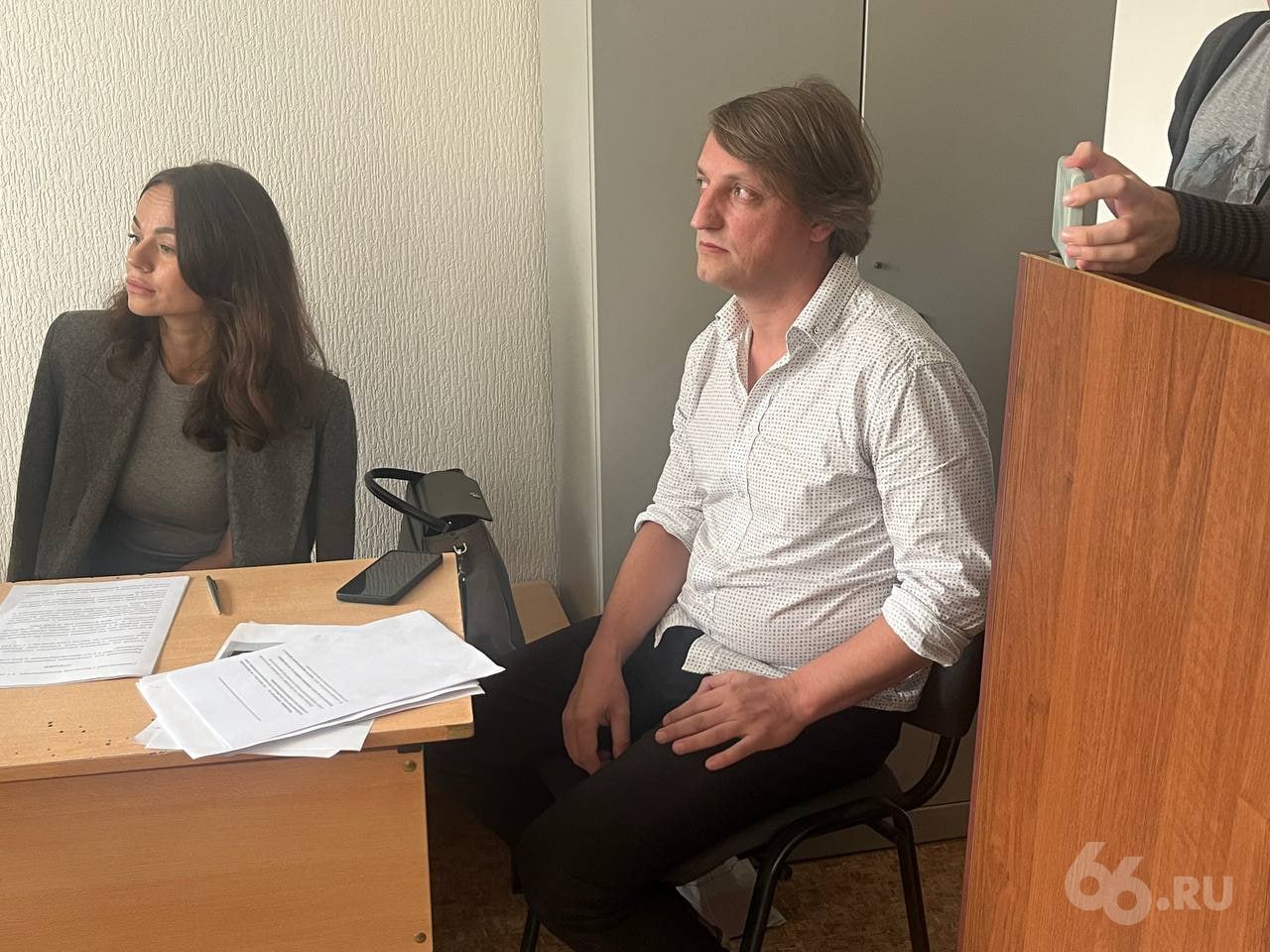 Организатор БДСМ-вечеринок, обвиняемый в оскорблении чувств верующих, признался в коллекционировании Библий  Прокурор запросил Станиславу Словиковскому 220 часов обязательных работ. Поводом для уголовного преследования стали две откровенные фотографии девушек на фоне креста, опубликованные в его закрытом телеграм-канале. Вину Словиковский не признал:  «Фото набирали максимум 900 просмотров, так как находились в закрытом телеграм-канале, однако после возбуждения уголовного дела они растиражировались в СМИ. У меня намерения на их распространения не было. Я сам христианин и собираю коллекцию Библий. Идея осквернять священные символы кажется мне абсурдной».  Приговор Словиковскому вынесут на следующей неделе.    Новости из Екатеринбурга