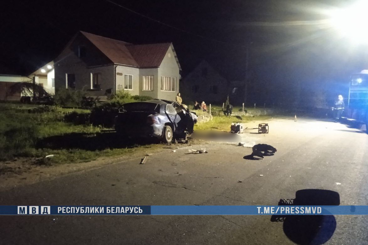ДТП на Витебщине: двое погибших #гаи_витебск Вчера около 23:15 в аг. Видзы Ловчинские Браславского района, по предварительной информации, 28-летний водитель автомобиля Мazda выехал на полосу встречного движения, где совершил наезд на 63-летнего велосипедиста. После чего транспортное средство съехало на обочину и опрокинулось. Велосипедист и 24-летний пассажир автомобиля погибли. Водитель госпитализирован. На месте происшествия работали сотрудники ГАИ, МЧС, следственно-оперативная группа. Прежде чем совершить на дороге какой-либо маневр, следует убедиться в его безопасности.