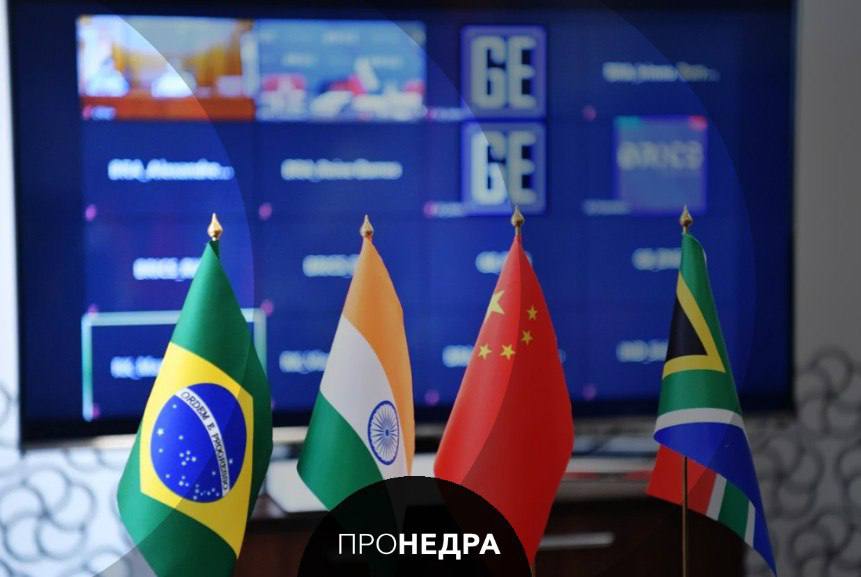Страны БРИКС в 2026 году могут завершить работу над единой энергостратегией  Минэнерго России ожидает, что страны БРИКС в 2026 году могут завершить работу над единой энергетической стратегией, рассказал замминистра энергетики РФ Роман Маршавин.  Маршавин добавил, что Россия готова помочь дружественным странам с разработкой документов развития энергетики и интеграции разных источников энергии в их энергосистему, в том числе ВИЭ.  Ранее о необходимости создания единой энергостратегии БРИКС объявил глава Минэнерго РФ Сергей Цивилев в сентябре 2024 года.    Пронедра/Подписывайся