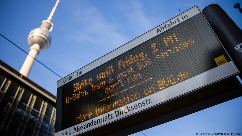 В Германии 2 февраля ожидаются забастовки на транспорте Добиваясь значительного улучшения условий труда немецкий профсоюз Ver di призвал к забастовкам в понедельник на общественном транспорте по всей Германии Это затронет почти 100 000 сотрудников 150 городских транспортных и автобусных компаний в 15 из 16 федеральных земель страны за исключением Нижней Саксонии В требованиях Ver di речь идет в частности о сокращении недельной рабочей нагрузки и продолжительности смен увеличении времени отдыха и повышении надбавок за работу ночью и в выходные В ряде земель ведутся переговоры о повышении зарплаты По данным профсоюза в ходе ищущих с ноября 2025 года переговоров работодатели отказываются идти на уступки практически по всем вопросам Вместе с тем Deutsche Bahn уже заявил что акции на него не распространятся Пригородные поезда в крупных городах Германии также как ожидается будут продолжать курсировать поскольку Ver di не представляет их сотрудников dwglavnoe