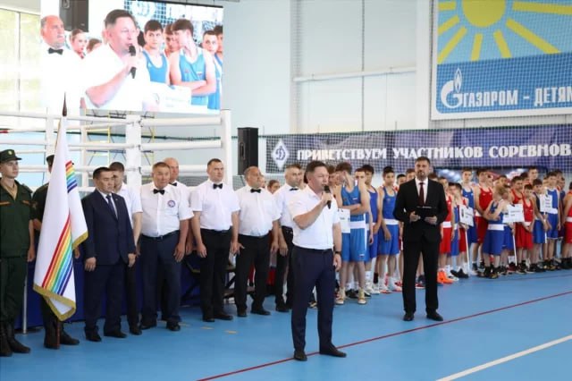 Председатель Заксобрания ЕАО Роман Бойко поприветствовал участников XXI турнира по боксу «Шолом» В Биробиджане стартовал XXI турнир по боксу «Шолом-2025» памяти Почетного гражданина Еврейской автономной области Льва Тойтмана, организованный при поддержке Заксобрания ЕАО. Соревнования проходят в физкультурно-оздоровительном комплексе «Воин», в них участвуют более 150 спортсменов из Якутии, Бурятии, Амурской, Сахалинской областей и Еврейской АО, Алтайского, Приморского, Хабаровского, Камчатского и Забайкальского краев и ДНР. Алтайский край участвует впервые.