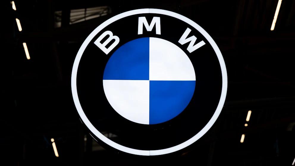 BMW отзывает в автосервисы более 130 тысяч машин в Германии из за риска возгорания Автоконцерн BMW объявил о масштабном отзыве автомобилей из за дефекта в системе стартера Как стало известно BILD неисправность может привести к возгоранию машины Только в Германии под отзыв попали около 136 5 тысячи автомобилей в США еще почти 195 тысяч Всего речь идет о сотнях тысяч машин по всему миру выпущенных в период с сентября 2015 по сентябрь 2021 года Под отзыв попадают разные модели включая те что эксплуатируются в Европе и Азии Компания заявила что напрямую свяжется с владельцами проблемных машин и проведет бесплатную проверку и ремонт в официальных сервисных центрах Водителей настоятельно просят не игнорировать уведомления BILD Russian