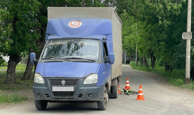 За прошедшие сутки, 9 июня 2025 года, на территории Кировской области произошло три ДТП, в которых три человека получили травмы Сотрудники Госавтоинспекции Кировской области рекомендуют водителям соблюдать оптимальный скоростной режим и быть внимательными при проезде перекрестков. 9 июня 2025 года в 10 часов 10 минут на ул. Северо-Садовая у д. 9 г. Кирова 55-летний мужчина – водитель автомобиля ГАЗ совершил наезд на 5-летнего мальчика – велосипедиста. В результате происшествия мальчик получил травмы. 9 июня 2025 года в 17 часов на ул. Карла-Маркса у д. 5 п. Климовка Белохолуницкого района 11-летний мальчик, управляя мопедом, совершил наезд на 4-летнего мальчика-пешехода. В результате происшествия пешеход получил травмы. 9 июня 2025 года в 23 часов 25 минут на ул. Московская у д. 1 г. Кирова произошло столкновение автомобилей «БМВ» под управлением 20-летней девушки, не имеющей права управления, и «Нива» под управлением 19-летнего молодого человека. В результате происшествия 18-летняя девушка – пассажир автомобиля «Нива» получила травмы. Информация носит предварительный характер. "Полиция Кировской области"