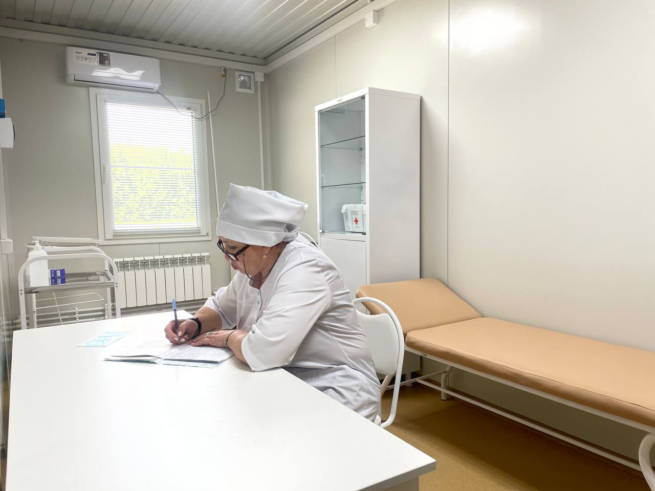 Александр Хинштейн познакомился с работой отделения общей врачебной практики поселка Кировский Отделение открылось этой весной, его возвели по нацпроекту «Здравоохранение». За ним закреплены 2050 пациентов - 1600 взрослых и 450 детей. Здесь можно сдать анализ крови, проводятся физиопроцедуры, прививки и уколы. А вот капельницы не ставят, рассказали врио губернатора местные жители. Дело в том, что у отделения нет стационара без него лицензию на выполнение этой процедуры не дадут . Медики работают в отделении до полудня, всё остальное время - на выездах. Всего в Пристенском районе работают 9 фельдшерско-акушерских пунктов. Сейм Курская область