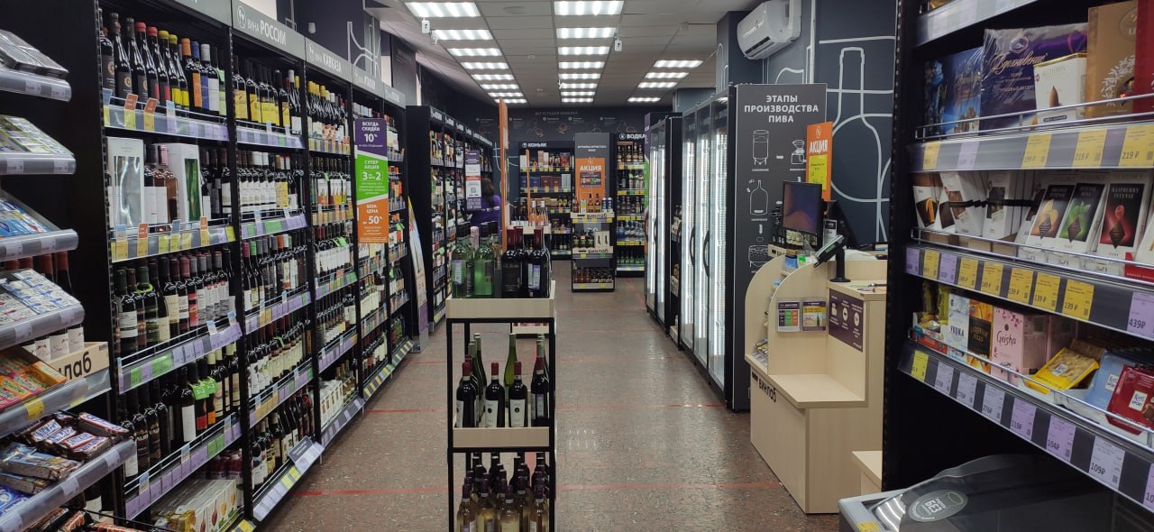 ПАО ВинЛаб входящее в Novabev Group сегодня объявляет операционные результаты за 2025 год Основные моменты   Объем розничных продаж ВинЛаб с учетом НДС вырос на 8 4 за счет увеличения среднего чека на 9 5 обусловленного как смещением интереса потребителей к премиальным категориям напитков так и инфляционным фактором   Количество торговых точек сети увеличилось на 7 год к году и достигло 2 175 на конец декабря   Доля онлайн продаж в декабре 2025 года достигла рекордных 15 4 против 14 9 годом ранее что свидетельствует о полном восстановлении ecom направления после кибератаки click and collect   ВинЛаб лидирует на рынке онлайн продаж вин и крепкого алкоголя в России по модели самовывоза а также является самым быстрорастущим игроком в отрасли согласно исследованию INFOLine выпущенному в 2025 году   Число участников системы лояльности WINCLUB увеличилось на 18 2 по сравнению с аналогичным периодом прошлого года и превысило 10 млн человек   количество активных клиентов регулярно использующих прогрессивные скидки балльную систему и персонализированные сервисы превышает 50 и достигло 5 7 млн PRORETAILCOMMUNITY