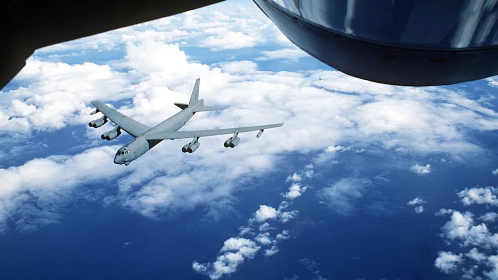 В США пассажирский самолет чуть не столкнулся с бомбардировщиком B-52: пилот в последний момент спас 76 человек маневром  18 июля рейс SkyWest 3788 вылетел из Миннеаполиса  Миннесота  в Майнот  Северная Дакота  — на борту было 76 пассажиров. Полет должен был продлиться всего 90 минут. Но во время захода на посадку пилоты неожиданно заметили приближавшийся к ним крупный военный самолет — стратегический B-52 Stratofortress, вылетевший с близлежащей авиабазы. Экипаж немедленно выполнил аварийный маневр, чтобы избежать столкновения.  В соцсетях распространилась аудиозапись с обращением пилота к пассажирам:  «Пассажиры, сидевшие справа, возможно, заметили самолет, летевший прямо на нас... Судя по его скорости, он явно был быстрее нас. Я счел самым безопасным повернуть и обогнуть его сзади. Прошу прощения за такой резкий маневр — он и меня удивил, такое совсем не нормально. Не понимаю, почему нас не предупредили — ведь у авиабазы есть радар… Прошу прощения и спасибо за понимание»  Пассажиры поблагодарили пилота аплодисментами. Рейс благополучно приземлился в аэропорту Майнота.  Позже ВВС США подтвердили, что один из их B-52 осуществлял разрешенный облет ежегодной Ярмарки штата Северная Дакота. Сейчас проводится официальное расследование инцидента.    Военные самолеты вроде B-52 могут летать с выключенным транспондером, из-за чего они не отображаются на гражданских радарах — это создает угрозу безопасности гражданской авиации, особенно в районах с активной военной деятельностью.