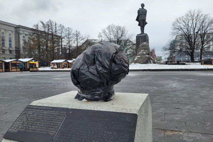 В Нижнем Новгороде вандалы опять сломали миникопию памятника Максиму Горькому. Со времени предыдущего инцидента прошло не многим больше трех месяцев.