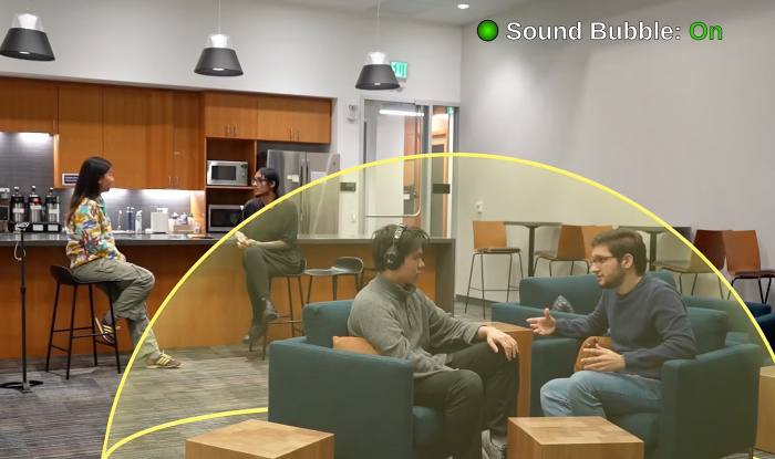 Учёные создали «звуковой пузырь», который глушит ненужные шумы      Инженеры разработали наушники с ИИ, которые помогают слышать собеседника даже в самых шумных местах — будь то ресторан или ночной клуб.    Как это работает?   Устройство формирует своего рода «аудиобарьер» вокруг пользователя. Шесть встроенных микрофонов анализируют звуки на расстоянии до нескольких метров, подавляя фоновый шум и усиливая голоса людей рядом. Пользователь может настроить радиус «пузыря» от 1 до 2 метров, что позволяет сосредоточиться на беседе, не отвлекаясь на посторонние звуки.   Чем это полезно?   Наушники могут стать отличным решением для людей с нарушениями слуха и тех, кому сложно концентрироваться в шумной обстановке.  Теперь услышать собеседника в клубе или кафе станет проще, даже если в зале горланит музыка.