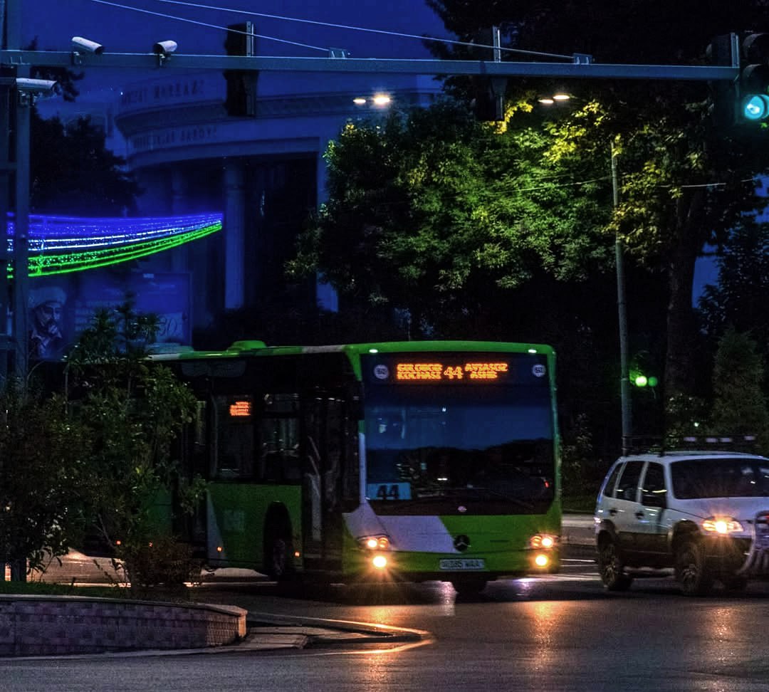 В Ташкенте планируют запустить 54 ночных автобуса    об этом сообщает Afisha.uz    В столице могут появиться ночные автобусы, которые будут работать с 22:00 до 6:00. Об этом сообщил и. о. начальника Главного управления транспорта и развития дорожно-транспортной инфраструктуры Ташкента Аллаёр Норботаев на заседании городского кенгаша 12 августа.  Согласно проекту, 54 автобуса красного цвета будут курсировать по 15 маршрутам, соединяющим аэропорт, железнодорожный вокзал, станции метро, туристические улицы, торгово-развлекательные центры, крупные рынки, студенческие общежития и больницы. Внедрение маршрутов пройдёт в два этапа, на первом интервал движения составит 30 минут.  Стоимость проезда планируют оставить на уровне дневного тарифа, несмотря на предложения Туристической комиссии сделать ночной проезд дороже.   Для удобства пассажиров номера маршрутов будут начинаться с буквы T — T1, T2 и так далее.