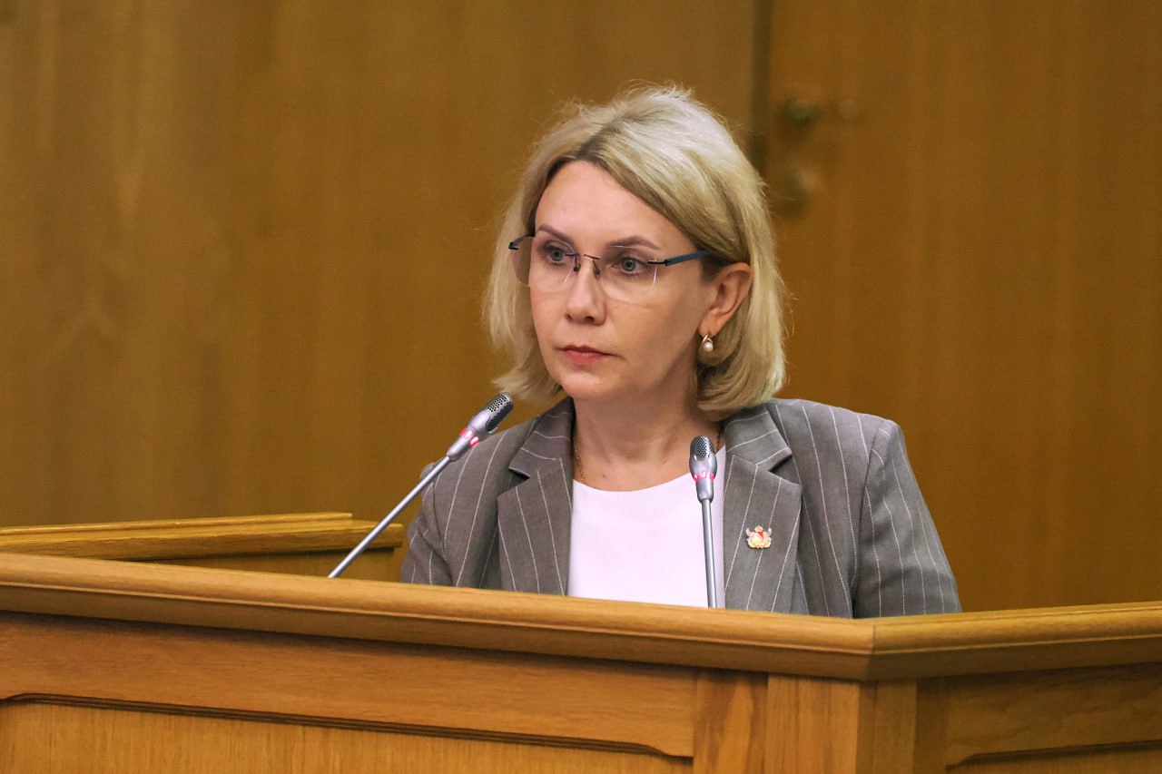 В Воронежской области сохранится двухуровневая система местного самоуправления Депутаты Воронежской областной Думы поддержали соответствующий законопроект, представленный на очередном заседании 10 июня министром внутренней политики Еленой Дергановой. Рассмотрение вопроса связано с необходимостью привести региональное законодательство в соответствие с новым федеральным законом № 33-ФЗ, вступающим в силу 19 июня 2025 года. Федеральный закон предложил регионам перейти на одноуровневую систему местного самоуправления внутригородские муниципальные образования в Москве, Санкт-Петербурге, Севастополе, городские и муниципальные округа в остальных регионах , или же сохранить двухуровневую. Ранее Губернатор Александр Гусев отметил, что действующая система обеспечивает доступность власти и оперативное взаимодействие с жителями. Елена Дерганова пояснила, что анализ с участием глав муниципалитетов и ассоциации "Совет муниципальных образований" подтвердил эффективность текущей модели: районы решают стратегические задачи, а поселения – локальные вопросы. Правительство Воронежской области Поддержка канала