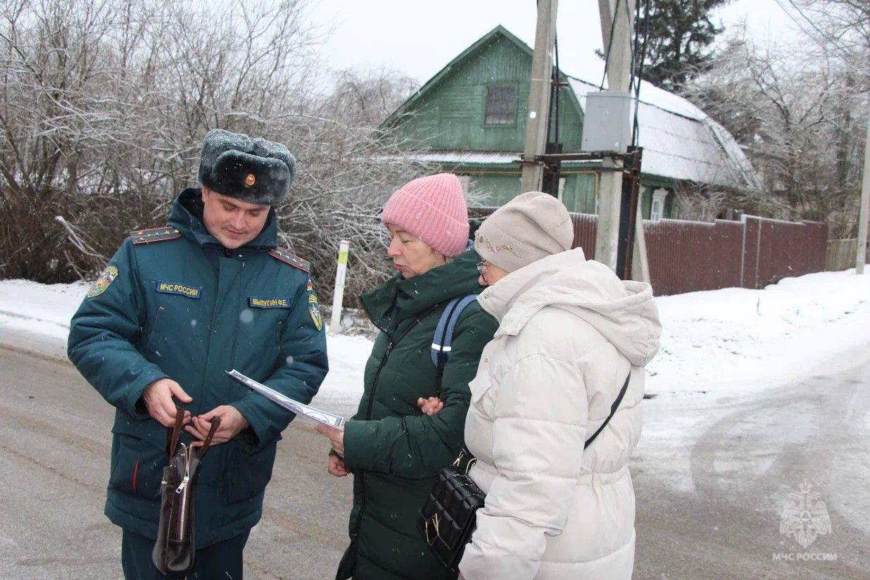 Безопасность в приоритете: сотрудники МЧС России провели профилактический рейд в частном секторе  Сотрудники 2 РОНПР Управления по САО ГУ МЧС России по г. Москве провели профилактический рейд в районе «Молжаниновский».  В ходе профилактического мероприятия сотрудники чрезвычайного ведомства:  объяснили правила безопасности при использовании электроприборов и печей;  рассказали о первичных средствах обнаружения и тушения пожара;  напомнили номера вызова экстренных служб.  Также жители смогли пообщаться с инспектором, задать интересующие вопросы и получить квалифицированную консультацию.