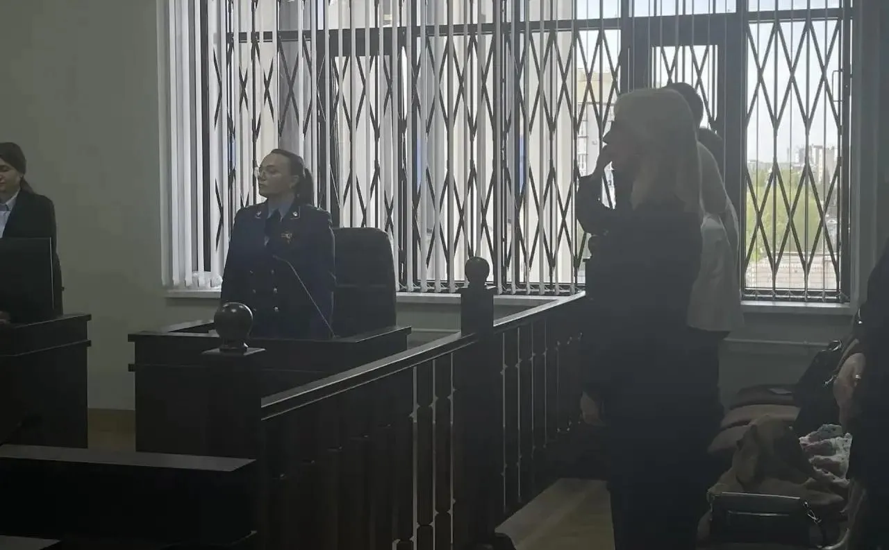 Суд заменил депутату Инне Гомолко условный срок на реальный В одном резонансном деле существенно снизился градус гуманности Депутата Омского Горсовета Инну Гомолко экс депутата областного Заксобрания Дарью Бикмаеву и экс помощника Бикмаевой Евгения Толстопятова обвинили в мошенничестве с зарплатой Толстопятова наняли фиктивно деньги получала Гомолко набралось 1 8 млн рублей Суд первой инстанции дал всем троим по условному сроку а прокуратура это решение конечно оспорила как чересчур мягкое Сегодня облсуд вынес решение по апелляционной жалобе Толстопятов и Бикмаева остаются со своими условками а вот Гомолко придется отправиться в колонию на 3 года 6 месяцев Во первых она главная в преступной схеме зарплатная карточка была у нее во вторых Инна Алексеевна в отличие от своих коллег так и не признала вину Ее взяли под стражу прямо в зале суда Совсем скоро придется принимать определенные решения городскому Совету Дело даже не в том что Гомолко физически не сможет участвовать в заседаниях человек осужденный по уголовной статье не может оставаться депутатом Поэтому как только приговор вступит в силу депутаты проголосуют за очищение рядов Другого выхода у них просто нет   Мы в MAКС