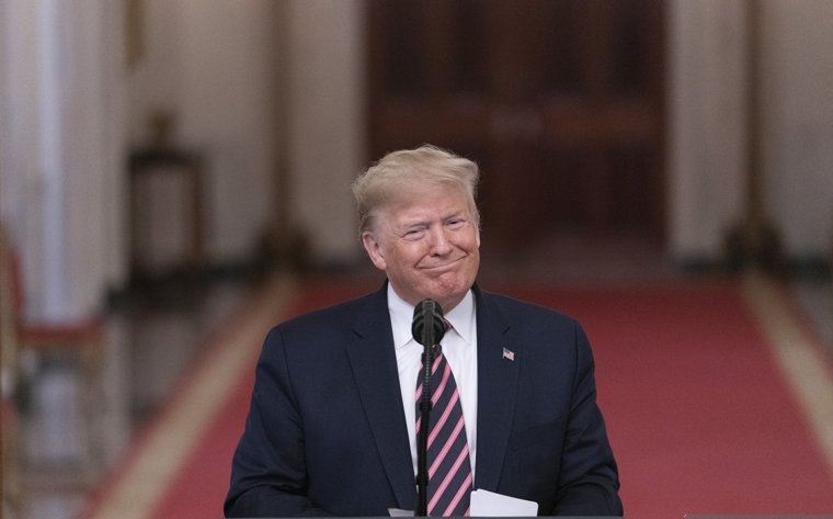 "Переговоры идут, но я не хочу говорить о них" Президент США Дональд Трамп как обычно в игривой медийной манере, вроде как, признал факт переговоров, которые якобы идут с его российским коллегой Владимиром Путиным. Однако так и не раскрыл их детали журналисту газета The Wall Street Journal. По его словам, возможность урегулировать конфликт есть, но этому мешает огромная ненависть, которую он наблюдает между сторонами. Неожиданно Фредович резко раскритиковал WSJ, заявив, что издание плохо обращается с его администрацией, стремительно теряет качество и является "гнилой газетой", после чего все же разрешил продолжить интервью. Свое презрение к этому СМИ Трамп аргументировал тем, что издание "ориентируется на Китай". Поднебесная главная лакмусовая бумажка для американского Бульдозера? Руководитель пресс-службы Госдепартамента США Тэмми Брюс так же подчеркнула важность личного общения между президентом России лидером США в контексте урегулирования украинского кризиса, но и тут обошлось без подробностей. Сам же Дональд Трамп заявил, что не знает, встретится ли с Владимиром Путиным во время своего визита в Саудовскую Аравию в рамках Ближневосточного турне с 13 по 16 мая.
