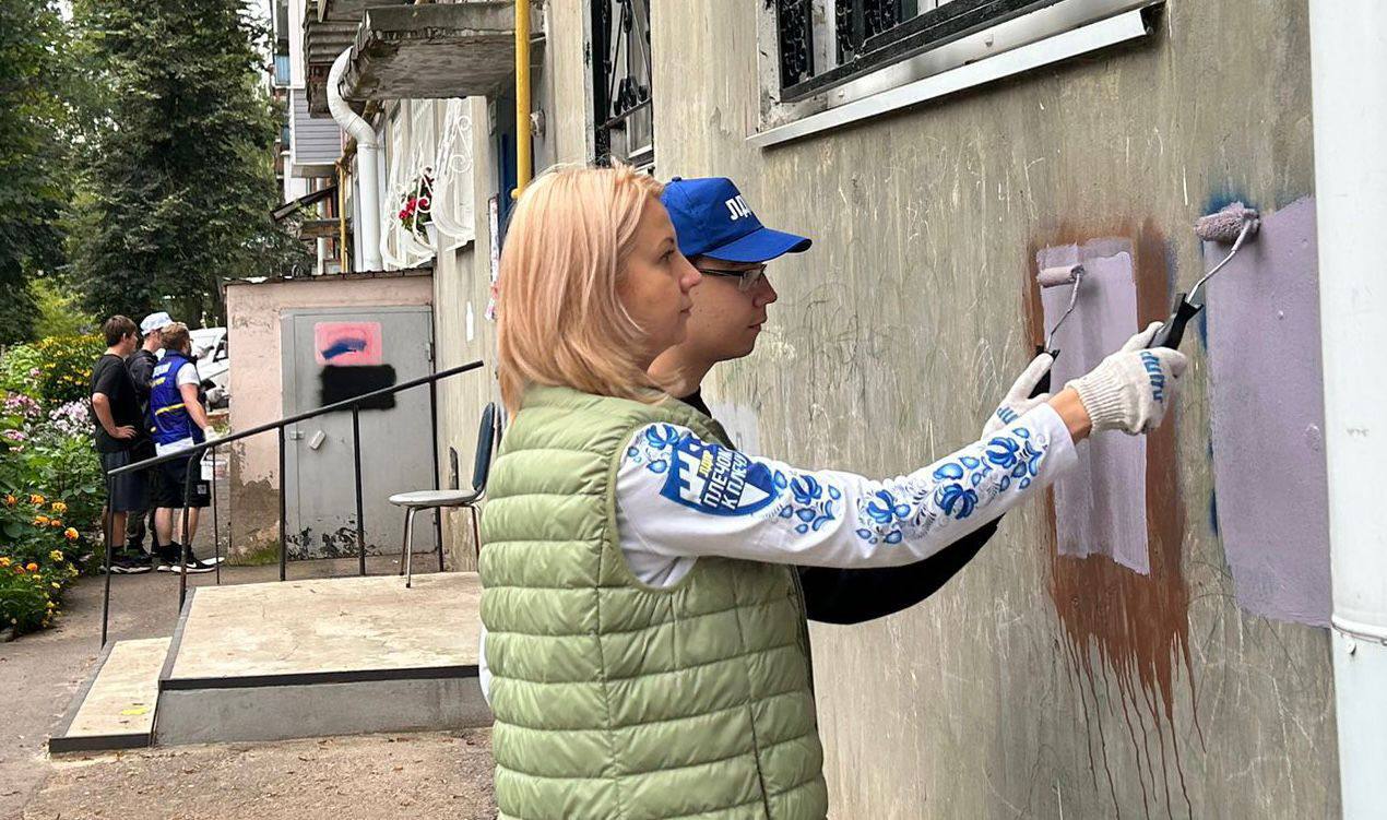 Волчий билет или жизнь Наркомания угроза национальной безопасности России Проблема наркомании в современной России давно перешла грань медицинской Сегодня в России около 6 миллионов наркозависимых из них 60 молодёжь 16 30 лет ещё 20 школьники 9 13 лет Каждый день число зависимых увеличивается на 250 человек А как обстоят дела в регионе Как сообщает управления по контролю за незаконным оборотом наркотиков ГУ МВД по Нижегородской области за шесть месяцев 2025 года в Нижегородской области было выявлено 2380 наркопреступлений Это на 34 больше чем за аналогичный период прошлого года При этом 2042 преступления относятся к категории тяжких и особо тяжких 41 из общего числа связан с организацией притонов Наркозависимые в первую очередь угроза для здоровых людей ЛДПР предлагает комплекс мер по борьбе с наркоманией Создать по всей России сеть государственных бесплатных реабилитационных центров с единым стандартом помощи Запустить масштабную информационную кампанию для профилактики наркозависимости Обеспечить анонимный учет наркозависимых чтобы он не становился волчьим билетом С остальными мерами можно ознакомиться в статье Председателя ЛДПР Леонида Слуцкого ТУТ  Нижегородское региональное отделение ЛДПР много лет подряд проводит акцию Стоп наркотик только за лето 2025 года было закрашено несколько тысяч надписей Мы будем и дальше продолжать работу в этом направлении ЛДПР добивается чтобы антинаркотическая политика перестала быть формальностью и стала делом национальной важности