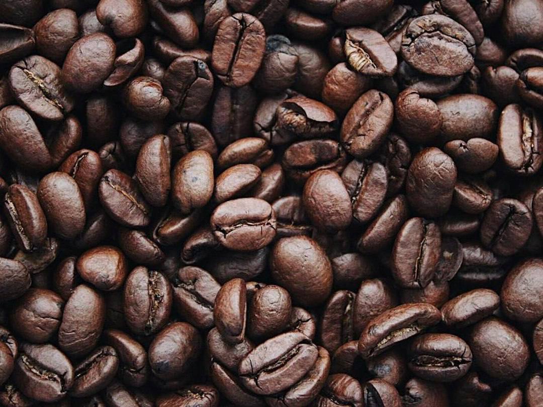 Цены на натуральный зерновой кофе выросли почти на треть Средние розничные цены на кофе натуральный в зернах и молотый к ноябрю 2025 года составили 2 03 тысяч рублей за 1 кг что на 29 4 выше прошлогодних показателей При этом на натуральный растворимый они составляют 4 09 тысяч рублей за 1 кг что на 19 7 выше чем в 2024 м В массовом сегменте пока не фиксируется сокращение потребления кофе Напротив растет спрос на зерновой молотый хотя в начале года наблюдался небольшой переход покупателей в сторону растворимых вариантов