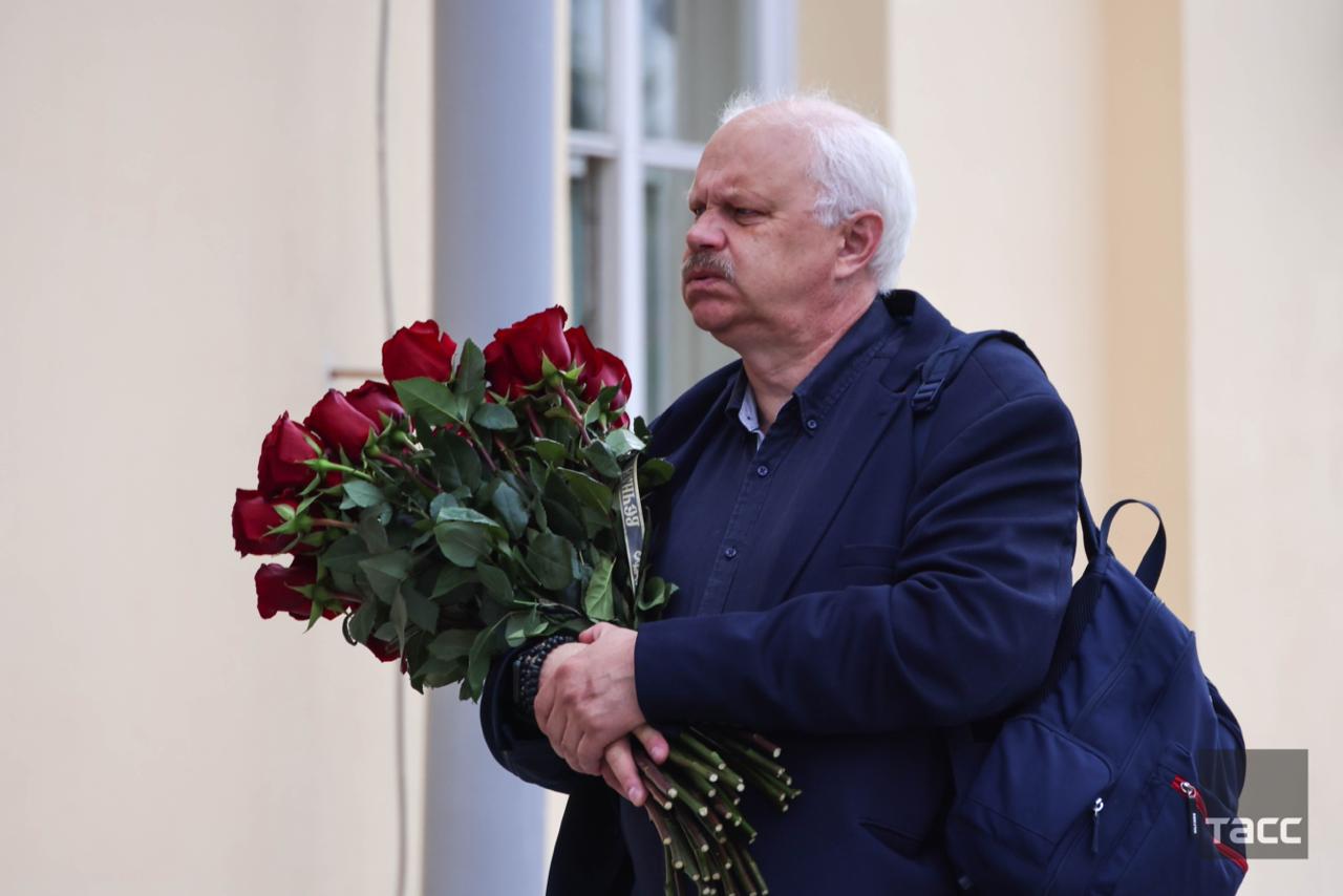 Прощание с народным артистом РФ Владимиром Сафроновым началось в Малом театре России. Видео: София Кудряшова/ТАСС; фото: Евгений Мессман/ТАСС / Москва