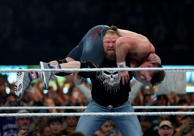 Брок Леснар вернулся в WWE  48-летний экс-чемпион UFC появился на шоу SummerSlam 2025. Брок Леснар вышел на арену и напал на Джона Сину.