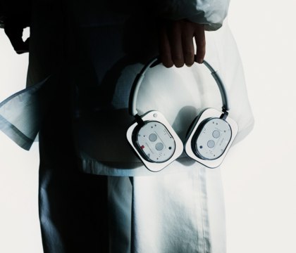 Nothing представила полноразмерные наушники Headphone 1  Nothing пополнила портфель носимых устройств своими первыми беспроводными наушниками в полноразмерном формате. Модель получила незамысловатое название Headphone 1. Nothing Headphone 1 выполнены в узнаваемом дизайне Nothing. Чаши квадратные, выполнены из алюминия.  Читать далее