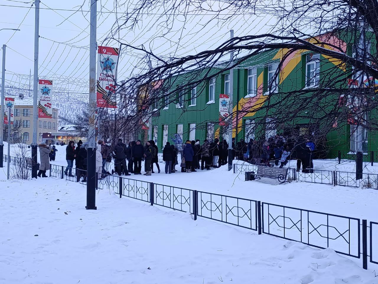 Якутия помогает Чукотке с овощами В Билибинском районе Чукотки на фоне жалоб жителей на дефицит овощей власти организовали картофельный десант из соседней Якутии В сторону Билибино уже отправили три машины с 22 тоннами субсидированных продуктов в том числе картофелем луком морковью и свёклой По расчётам региональных властей дорога от Якутии до чукотского города займёт около недели но сроки могут сдвигаться из за морозов и перемётов на зимнике Весь объем разойдётся через муниципальные магазины по льготным ценам задача закрыть дефицит социально значимых продуктов и немного притормозить рост цен для северян Ранее в Билибино завезли первую партию овощей из Магадана около 7 тонн но этот завоз быстро раскупили Ещё четыре машины с 36 тоннами продукции готовят к отправке часть таких поставок по зимникам и на вездеходах развозят дальше в национальные сёла где своих запасов свежих овощей практически нет Губернатор Владислав Кузнецов заявил что региональные и муниципальные власти вытаскивают ситуацию в ручном режиме усиливая контроль за поставками и ценами В округе обещают наладить регулярные крупные завозы по субсидированным схемам чтобы очереди за картошкой и морковью в заполярном городе перестали быть нормой фото yakutsk news ru