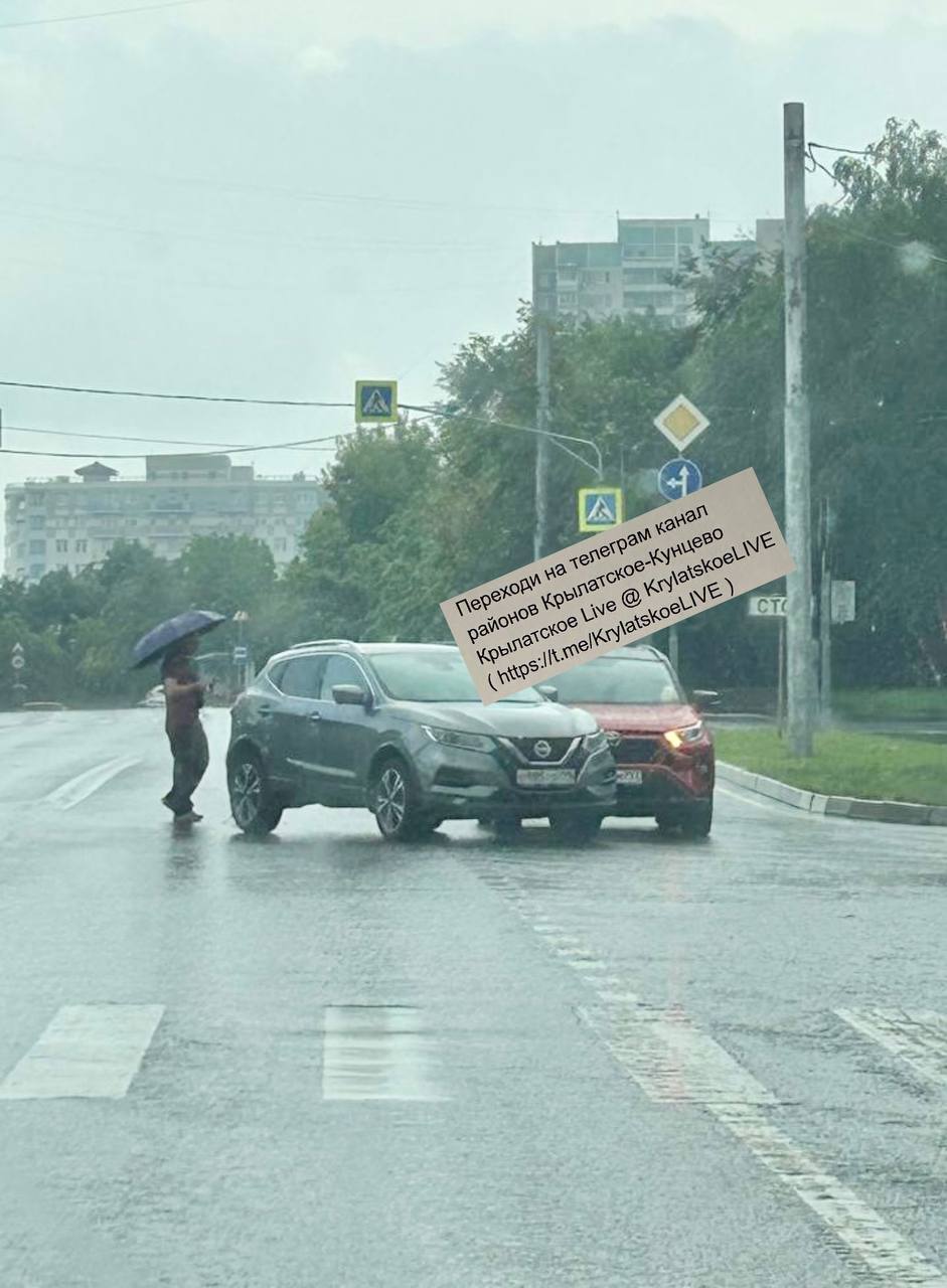 Два автомобиля столкнулись на перекрестке около автозаправки, когда дама на красной машинке ехала по полосе встречного движения на ул. Крылатские холмы, а другой, не ожидая  такого виража, поворачивал на Осенний бульвар   Переходи на телеграм канал районов Крылатское-Кунцево  Крылатское Live @ KrylatskoeLIVE