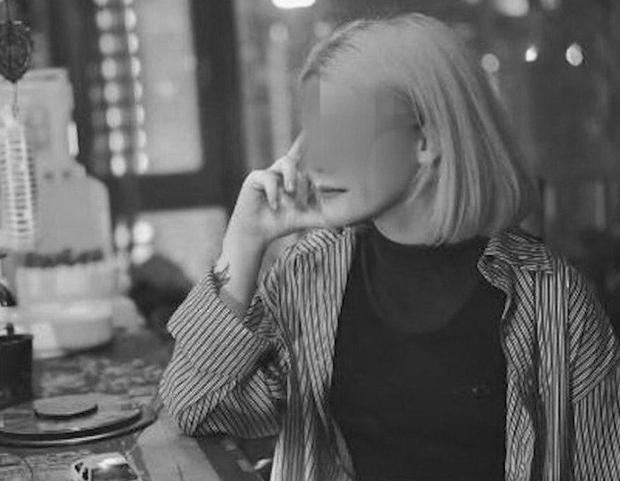 26 летнюю участницу шоу Голос из Беларуси Веру К жестоко убили в Таиланде а её органы продали Несколько месяцев назад девушка поехала в Бангкок по вакансии модели но оказалась в Мьянме где её насильно удерживали в скам центре и принуждали к мошенничеству В начале октября Вера перестала выходить на связь с семьёй Вскоре неизвестные сообщили родственникам что её органы проданы а тело кремировано Новости Дня