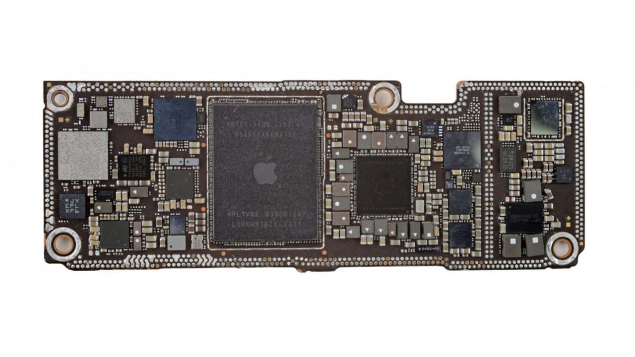 iPhone 18 получит 12 ГБ ОЗУ Компания будет вынуждена отказаться от использования модулей на 8 ГБ потому что Samsung главный поставщик оперативной памяти теперь выпускает высокопроизводительную ОЗУ объёмом 12 и 16 ГБ В iPhone 17 установлено 8 ГБ в то время как в iPhone Air 17 Pro и 17 Pro Max используется 12 ГБ Мой Компьютер