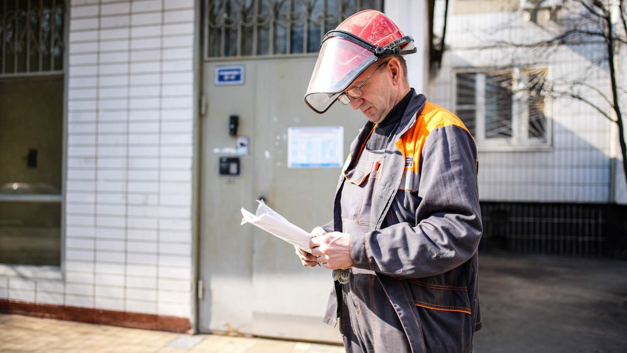 Российские ученые создали модель на основе искусственного интеллекта которая способна предсказать погоду в отдельно взятом дворе Она умеет приземлять масштабные метеоданные на локальную карту местности В отличие от аналогов для среднестатистических прогнозов система нацелена на расчет аномальных явлений таких как ураганные ветра или мощные ливни Это позволяет ей предупреждать коммунальщиков и специальных служб о грядущих ЧП По словам экспертов внедрение технологии открывает муниципальным учреждениям возможность избегать аварии и быстрее перейти к умному ЖКХ основанному на экономии ресурсов