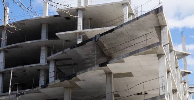 Фонд развития территорий выставил на аукцион земельный участок с недостроенным домом в жилом комплексе Московский на уфимской улице Сун Ят Сена Многоэтажный дом на этой территории строила компания Зеленая Роща входящая в группу Госстрой бывшего депутата горсовета Уфы Кирилла Бадикова Фото Марина Молдавская Коммерсантъ Подписывайтесь на Ъ Уфа Оставляйте бусты