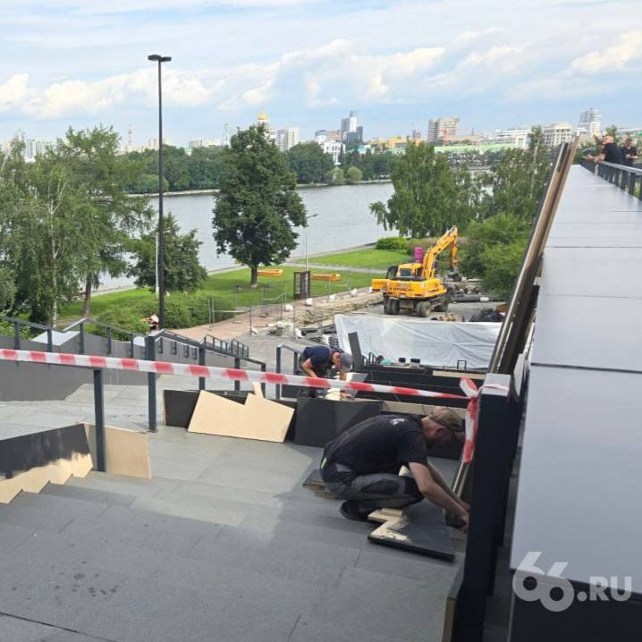В Екатеринбурге озеленят лестницу Ельцин Центра Компания «Брусника» приступила к созданию зелёной зоны, пишет 66.RU со ссылкой на пресс-службу. Сейчас специалисты приступили к обустройству короба, перегородив часть ступеней лестницы. Подробности проекта пока не раскырываются. «Долгие годы город оставался антитезой природы. Спустя сотни лет конфронтации мы обнаружили себя на неудобных и безжизненных улицах, пустых гранитных набережных. Это далеко от нашего понимания хорошего города», — отметили представители «Брусники». Фото: 66.RU Новости Екб тут