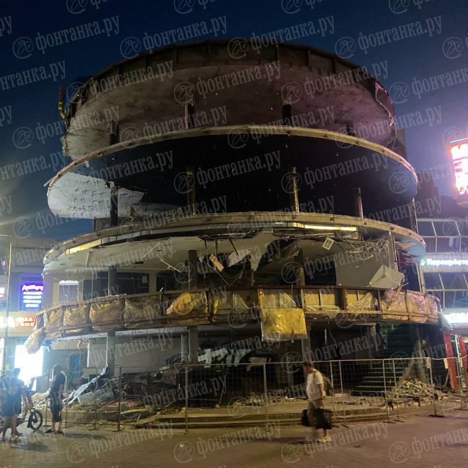 Развалили кусок здания и ушли в суды Спикер ЗакСа Бельский отчитал главу ККИ за снос ТЦ на Приморской во время обсуждения законопроекта о новых штрафах за незаконные торговые объекты Там сейчас территория как после бомбежки заметил Константин Чебыкин Стыдно должно быть Вы управляете городом Люди вам доверяют Ваши аргументы ничего не стоят по сравнению с тем что вы там наделали добавил Александр Бельский Telegram Все каналы Фонтанки Max