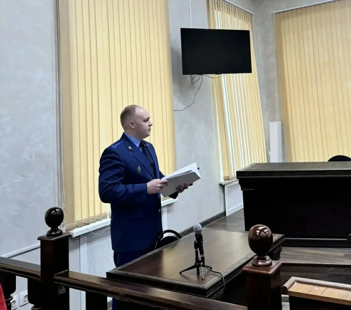 В Саратовской области вынесен приговор по уголовному делу о незаконном обороте около 46 кг наркотических средств и 23 6 кг прекурсоров Саратовский областной суд вынес приговор по уголовному делу в отношении 45 летнего местного жителя        Он признан виновным по ч 3 ст 30 ч 5 ст 228 1 УК РФ покушение на незаконный сбыт наркотических средств ч 5 ст 228 1 УК РФ незаконное производство наркотических средств и ч 2 ст 228 3 УК РФ незаконное хранение прекурсоров наркотических средств Установлено что с сентября 2023 года по август 2024 года житель города Энгельса Саратовской области действуя в составе организованной группы получил от соучастников около 20 кг мефедрона без малого 20 кг гашиша 1 кг кокаина и 26 1 грамм эфедрона Часть наркотических средств расфасовал и поместил в 65 тайников оборудованных на территории Татарстана Чувашии и Марий Эл Кроме того подсудимый в частном домовладении в Советском районе Саратовской области организовал подпольную лабораторию где произвел мефедрон и содержащую его жидкость массой более 5 5 кг а также хранил прекурсоры наркотических средств  Однако в августе 2024 года на 971 км Федеральной трассы М 7 Волга в направлении Москва Уфа в Республике Татарстан мужчина был задержан сотрудниками правоохранительных органов Из автомобиля лаборатории и тайников изъято около 46 кг наркотических средств более 23 6 кг прекурсоров а также оборудование  С учетом позиции государственного обвинителя виновный приговорен к 18 годам лишения свободы с отбыванием в исправительной колонии строгого режима  Уголовное дело в отношении соучастников преступления выделено в отдельное производство
