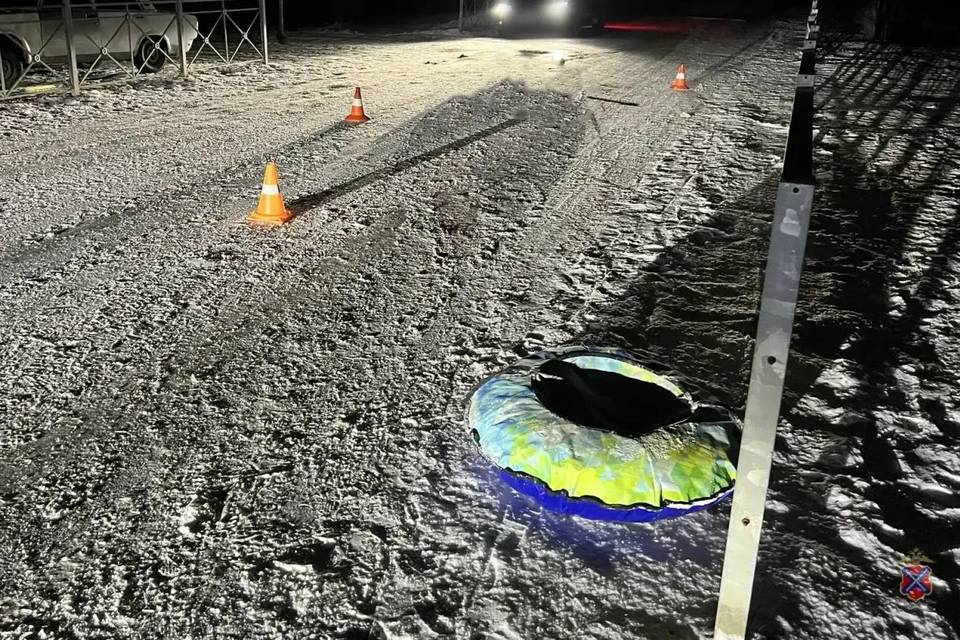 Тюбинг убил 19 летнего парня под Волгоградом Ночью 10 января в Среднеахтубинском районе Волгоградской области молодые люди устроили покатушки на Ладе К машине юноши прикрепили тюбинг В какой то момент ватрушку занесло тюбинг врезался в металлическое ограждение у дороги 19 летний пассажир получил смертельные травмы Он скончался еще до приезда скорой В ГУ МВД России по региону волгоградцам напоминают катание на тюбингах санках и ледянках должно проходить только в специально оборудованных местах которые не выходят на дорогу Кататься на ватрушках или санях прикрепленных к машине строго запрещено