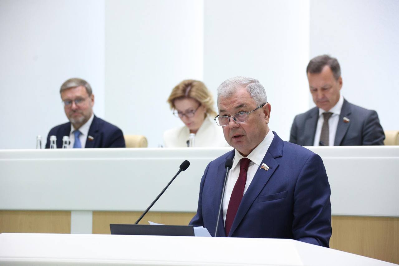 Подготовили проект постановления с предложениями по формированию концепции нового трехлетнего бюджета. В документе – предложения, направленные на достижение национальных целей развития, затронуты вопросы формирования доходной части бюджета, развития ключевых направлений экономики и социальной сферы, предложения по решению актуальных задач. Особое внимание уделено совершенствованию финансирования госпрограмм и нацпроектов, реализация концессионных соглашений в регионах, оптимизация расходов и повышение их эффективности. Важная задача — укрепление межбюджетных отношений и поддержка субъектов федерации.
