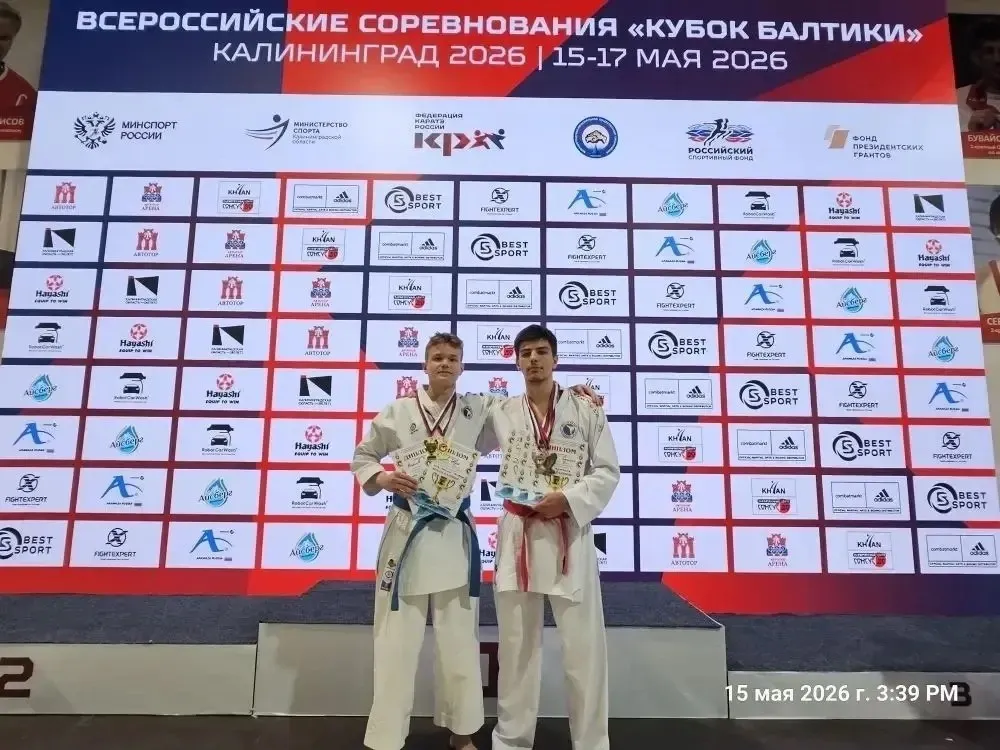 Сахалинские каратисты отличились на всероссийских соревнованиях Кубок Балтики Иван Власов завоевал две золотые медали в ката технический комплекс победив как среди юношей 14 18 лет так и среди мужчин У Даниила Сафина бронза в ката среди мужчин а также серебро и бронза в кумитэ контактный поединок Он взял серебро в весовой категории до 84 кг а в абсолютке стал третьим Таким образом в активе островитян две золотые серебряная и две бронзовые награды престижных соревнований Каратисты являются воспитанниками отделения спорта глухих областной спортивной школы восточных видов единоборств Их тренируют Ольга Рудых и Леонид Ким  Всероссийские соревнования Кубок Балтики проходили в Калининграде Состязания в СК Автотор Арена собрали каратистов разного возраста из 25 регионов Добавим что судья всероссийской и международной категории Александр Рим работал в составе судейской коллегии турнира