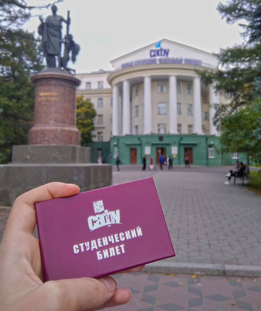 Итоги приёмной кампании 2025 года в САФУ успешные результаты и новые перспективы На недавнем заседании Учёного совета САФУ ответственный секретарь приёмной комиссии Елена АКСЕНОВСКАЯ представила основные итоги приёмной кампании 2025 года Несмотря на то что средний балл ЕГЭ по Архангельской области оказался ниже чем в других регионах России университет успешно заполнил места на очной форме обучения на 99 3 на очно заочной на 100 а на заочной на 99 4