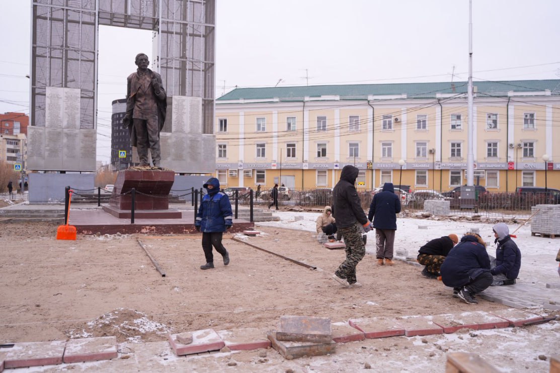На площади Орджоникидзе в Якутске ремонт выполняет подрядчик Регион Сервис Сегодня заместитель главы Якутска Владислав Слепцов поручил ускорить темпы и завершить работы 17 октября Работа ведётся не только по устройству брусчатки но и по покраске ограждений скамеек урн На площади будет установлен нулевой километр города по инициативе Всероссийского общества охраны памятников истории и культуры