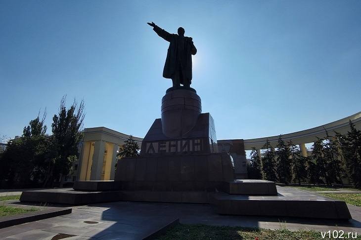 Памятник Владимиру Ленину на одноименной площади в Центральном районе Волгограда отреставрирует ООО «Реновацио» из Москвы. Как сообщает V102.RU, подрядчик, с которым госконтракт был подписан в конце апреля текущего года, начал обносить монумент строительным забором. Заказчиком работ выступило территориальное управление Росимущества, на балансе которого находится этот объект культурного наследия. Ещё в 2022 году облкультнаследием был согласован проект реставрации памятника. Открытый конкурс по выбору подрядчика на проведение работ был объявлен 28 марта текущего года. Победителем была признана московская фирма, которая согласилась реализовать проект реставрации за 12 миллионов 590 тысяч рублей, что всего на 57,5 тысячи меньше начальной цены закупки.