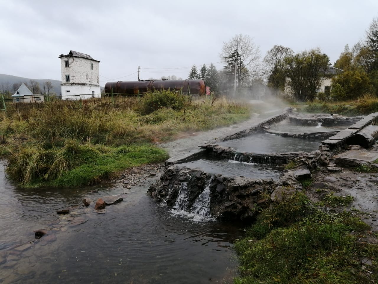 Медведь наследил в курортном посёлке Кульдур в ЕАО Сразу две телефонограммы о заходе бурого медведя в посёлок Кульдур Облученского муниципального района Еврейской автономной области поступили накануне в региональный департамент по охране и использованию объектов животного мира. Единая дежурная диспетчерская служба информировала о фиксации следов хищника в границах Всероссийской курортной здравницы, а один из охотпользователей подтверждал случившийся инцидент, в результате которого, к счастью, никто не пострадал. Незамедлительно было принято решение о регулировании численности охотничьего ресурса. Добывать на площади в тысячу гектаров в окрестностях населённого пункта разрешалось только одну особь зверя, нарушившего покой граждан. В приказе об открытии охоты было указано, что медведь несёт с собою угрозу возникновения и распространения болезней, может причинить ущерб здоровью жителей посёлка и домашних животных, а также объектам экономики. Принятых превентивных мер, судя по всему, оказалось достаточно. Все санатории, расположенные в Кульдуре, продолжили работу в обычном режиме. Принимал посёлок также экскурсионные группы, приезжавшие купаться в целебных водах. Сбежал медведь куда подальше в тайгу или нет, пока неизвестно. Все НОВОСТИ ЕАО в одном месте жми Прислать новость