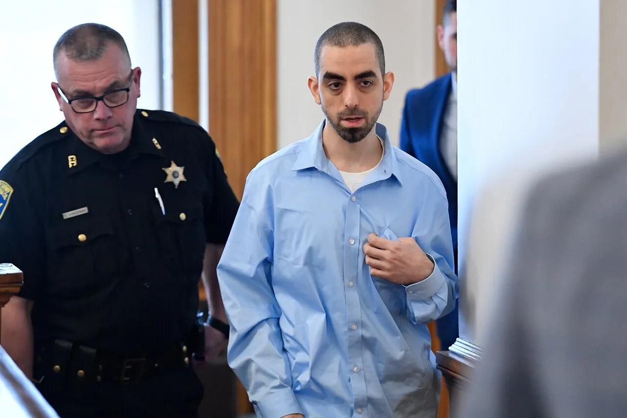 Суд в США приговорил напавшего на писателя Салмана Рушди к 25 годам заключения Приговор вынес суд округа Чаутоква штат Нью-Йорк . Как сообщает Associated Press, 27-летний Хади Матар на фото стоял спокойно, пока судья выносил приговор. Нападавший заявил, что верит в свободу слова и назвал Рушди «лицемером». Салман Рушди хочет проявить неуважение к другим людям. Он хочет быть хулиганом, он хочет издеваться над другими людьми. Я с этим не согласен , — сказал Матар. В феврале присяжные признали подсудимого виновным в вооруженном нападении и покушении на убийство писателя. Матар также признан виновным в нанесении ранений еще одному человеку, который был вместе с Рушди на сцене в момент инцидента. По этому делу ему назначили семь лет тюрьмы, однако сроки не суммируются. Обвинение требовало максимального наказания для Матара, приводя несколько аргументов: нападение было тщательно спланировано, нападавший стремился причинить максимальный вред, около 1400 присутствовавших на лекции Рушди получили психологические травмы. Защита настаивала на смягчении приговора до 12 лет, ссылаясь на отсутствие судимостей у Матара. Салман Рушди — известный британский писатель индийского происхождения. Его роман «Сатанинские стихи» 1988 вызвал массовые протесты в мусульманском мире и стал причиной вынесения фетвы, призывающей к его убийству. Писатель находится под защитой британских властей. После нападения Матара Рушди ослеп на один глаз