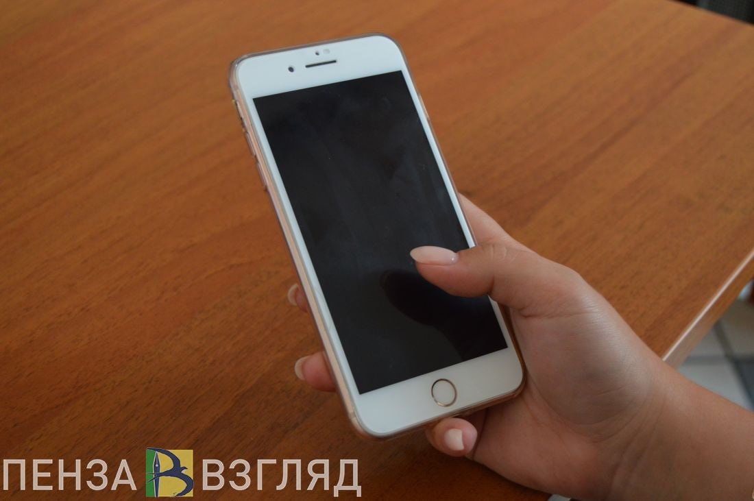Максим Изосимов ответил пензенцам почему часто не работает мобильный интернет Министр цифрового развития и связи Пензенской области Максим Изосимов в прямом эфире отвечает на вопросы жителей региона Жители некоторых районов города пожаловались что интернет может не работать сутками вне зависимости от режима Беспилотная опасность Другими словами на протяжении длительного времени жители Пензенской области наблюдают ситуацию когда мобильный интернет фактически не возвращается в полном объеме после официального снятия ограничений Это действительно так В некоторых районах области города Пензы после снятия режима беспилотной опасности мобильный интернет не включается То есть дело в том что там он отключен был до того как объявлена бесплатная опасность Это сделано в целях безопасности кратко ответил Изосимов Подписаться на Пенза Взгляд в ТГ Подписаться на Пенза Взгляд в MAX