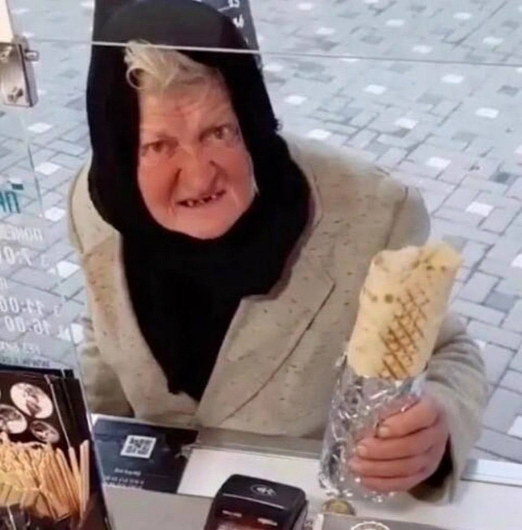 Шаурма в России подорожает сразу на 15 20 и будет стоить 300 320 рублей о страшных новостях предупреждают эксперты Бизнес сознательно сдерживал цены чтобы не отпугнуть лояльных клиентов но налоговая нагрузка сделала свое дело При этом средний чек за шаурму в Москве уже вырос до 600 рублей Обед джуна превратился в деликатес сеньора Вот и думайте techmedia