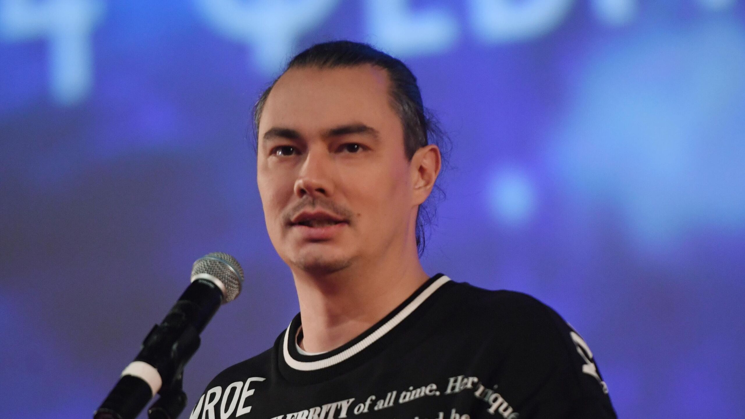 Режиссёр Жора Крыжовников намекнул на второй сезон Слова пацана выложив пост с цифрой 2 в стилистике сериала Режиссер выложил пост без подписи с картинкой на которой изображена цифра 2 будто написанная кровью на черном фоне Он также отметил в публикации некоторых актеров сериала в том числе Сергея Бурунова Рузиля Минекаева Леона Кемстача и Славу Копейкина При этом среди отмеченных артистов не оказалось Ивана Янковского и Никиты Кологривого Сериал Слово пацана Кровь на асфальте повествует об уличных группировках в Казани конца 1980 х Он был признан лучшим драматическим сериалом на ТЭФИ 2025 Также его создатели были отмечены в трех персональных номинациях статуэтки взяли продюсеры проекта сценаристы и режиссер Крыжовников