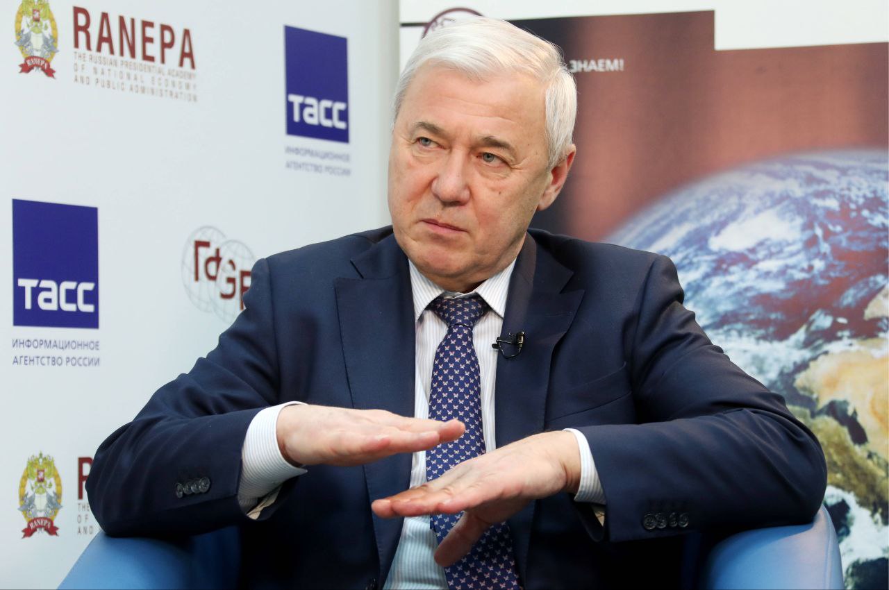 Депутаты хотят выгибать закон Такое обещание избирателям дал глава комитета по финансовому рынку Анатолий Аксаков Он сказал об этом комментируя информацию о блокировках средств на банковских счетах россяин Мы конечно будем корректировать те законодательные решения которые мы приняли Там где перегнули выгнем в обратную сторону выпрямим Как долго депутаты будут выгибать закон Аксаков не пояснил Также он не сказал придется ли для этого перегнуть что либо другое   Подписывайтесь на Расстригу