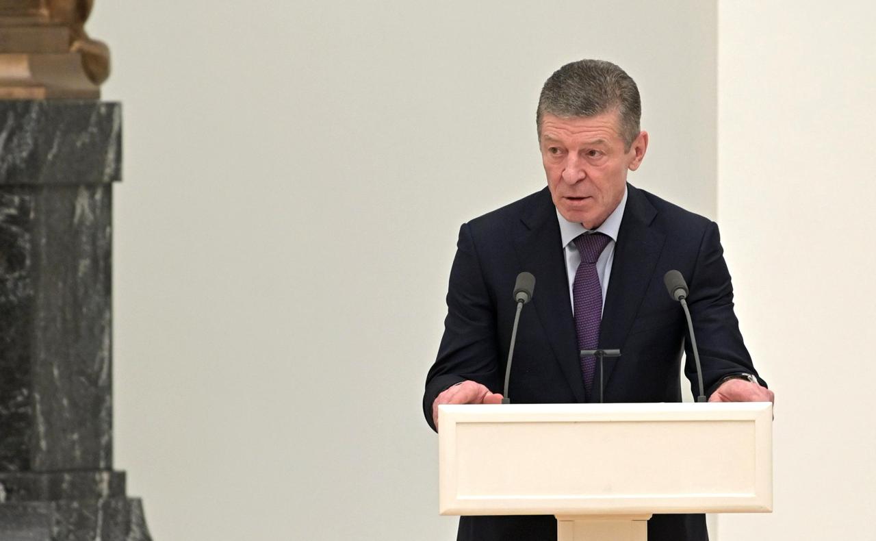 Путин упразднил управления Кремля которые курирует Дмитрий Козак единственный противник войны в его окружении На сайте Кремля поздно вечером в пятницу появился указ Владимира Путина в котором говорится о ликвидации Управления президента по межрегиональным и культурным связям с зарубежными странами и Управления президента по приграничному сотрудничеству Оба этих управления курирует давний знакомый президента Дмитрий Козак занимающий сейчас пост замглавы Администрации президента АП писала ранее газета Ведомости Козак единственный противник войны в окружении президента говорилось в августовской публикации The New York Times Детали Согласно публикации Ведомостей эти два управления единственные которые Козак сейчас курирует в АП  Управление по межрегиональным и культурным связям с зарубежными странами возглавляет Игорь Маслов Управление президента по приграничному сотрудничеству Алексей Филатов  Вместо этих управлений Путин создает Управление по стратегическому партнерству и сотрудничеству По данным Ведомостей новое управление АП должно отвечать за работу со странами ближнего зарубежья и отдельные аспекты взаимодействия с некоторыми странами Глобального Юга Курировать его будет первый заместитель руководителя АП Сергей Кириенко  Эту новость можно рассматривать как подтверждение слухов о том что Дмитрий Козак в ближайшем будущем может стать полпредом президента на Северо Западе а занимающий сейчас пост Александр Гуцан возглавить Генпрокуратуру Пост генпрокурора освободится в конце сентября когда Игорь Краснов станет главой Верховного суда  Козак родившийся в Кировоградской области был верным соратником Путина со времени работы в мэрии Санкт Петербурга в начале 1990 х В 2022 году на заседании Совета безопасности России накануне вторжения в Украину он выступил против вторжения и остался противников войны после того как война все таки началась Из за этих взглядов он лишился реальных рычагов влияния в АП  В этом году Козак призвал Путина остановить войну и начать мирные переговоры а также ограничить полномочия российских спецслужб писала в августе The New York Times со ссылкой на источники Подпишитесь на Агентство