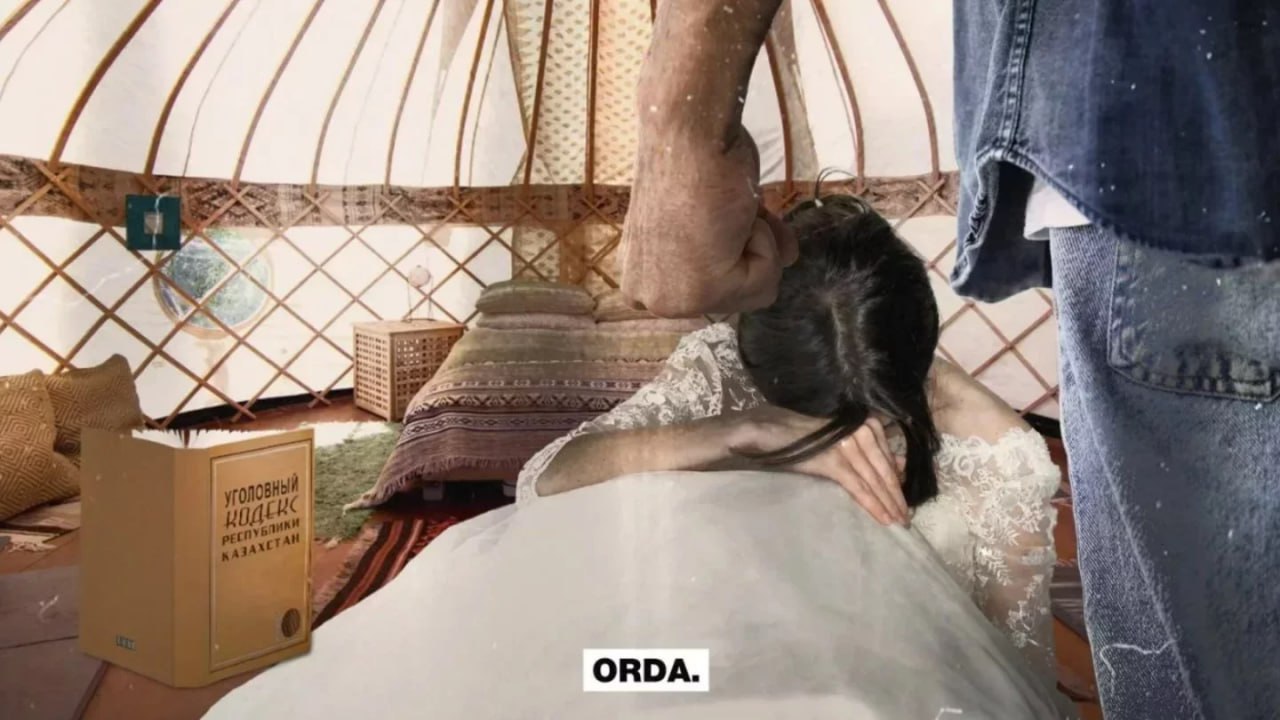 16 летнюю невесту украли из Туркестана и два месяца насиловали Полиция закрыла дело Девушку похитили отвезли в Шымкент и изнасиловали Об этом журналисту Орды рассказали родители девочки Уже два года они добиваются наказания для виновного Но дело так и не дошло до суда полицейские получили взятку в три с половиной млн тенге В 2023 году девушка познакомилась с парнем в соцсетях Как то он приехал к её дому Она согласилась поговорить с ним в машине но тот выхватил её телефон и увёз подростка Родители утверждают он два месяца держал её в съёмной квартире избивал и забирал стипендию Его родственники мне говорили Её никто замуж не возьмёт останется сидеть дома Полчаса твердили это Потом сказали Чего вы добьётесь если его посадят Дадут 20 лет ещё и кастрируют Разве не жалко будет парня Я спросил что бы они сделали поступи так кто то с их дочерью Они промолчали Но потом продолжили его защищать рассказывает отец девочки он пожелал остаться анонимным Следователи заявили что девушка сама хотела остаться И привезли её к дому того самого парня Родители считают что было давление По словам матери 23 летний жених издевался над их дочерью и говорил Из за тебя мы дали 500 тысяч одному и три миллиона другим полицейским У нас ушло три с половиной миллиона Раз тебе некуда идти иди в горы и повесься Девушка попыталась покончить с собой Её спасли преподаватели колледжа С тех пор семья ходит в разные инстанции Родные обращались в полицию в суд и даже в Генпрокуратуру В Астане дело по статье 120 УК РК Изнасилование возбудили но Мы в Астану ездили В Генпрокуратуре попали на приём Рассказали всё Люди там другие не такие как на юге Тогда возбудили дело передали в Туркестан В итоге следователь по имени Салтанат взялась за дело но не довела его до конца Пришли из Шымкента и забрали дело после чего его закрыли продолжает возмущаться отец За комментарием мы обратились в ДП Шымкента Там пояснили что информация о преступлении не подтвердилась Во время следствия допросили обе стороны и свидетелей провели очные ставки изучили видеозаписи с места происшествия Преступления не было поэтому дело прекратили Это решение согласовано с прокуратурой Родители хотят лишь одного защитить свою дочь Они хотят чтобы парень сломавший судьбу 16 летней девушки понёс наказание Ранее среди бела дня на остановке похитили девушку Её силой затащили в машину Мужчину и ещё двоих подозреваемых задержали и возбудили уголовное дело t me orda kz